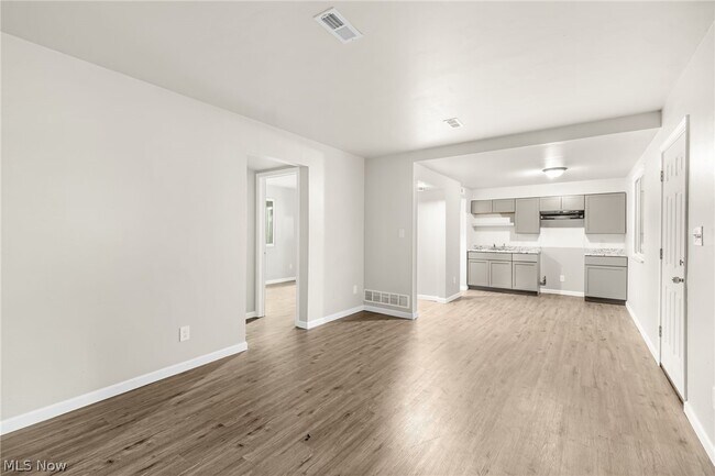 Building Photo - 167 N Seiberling St