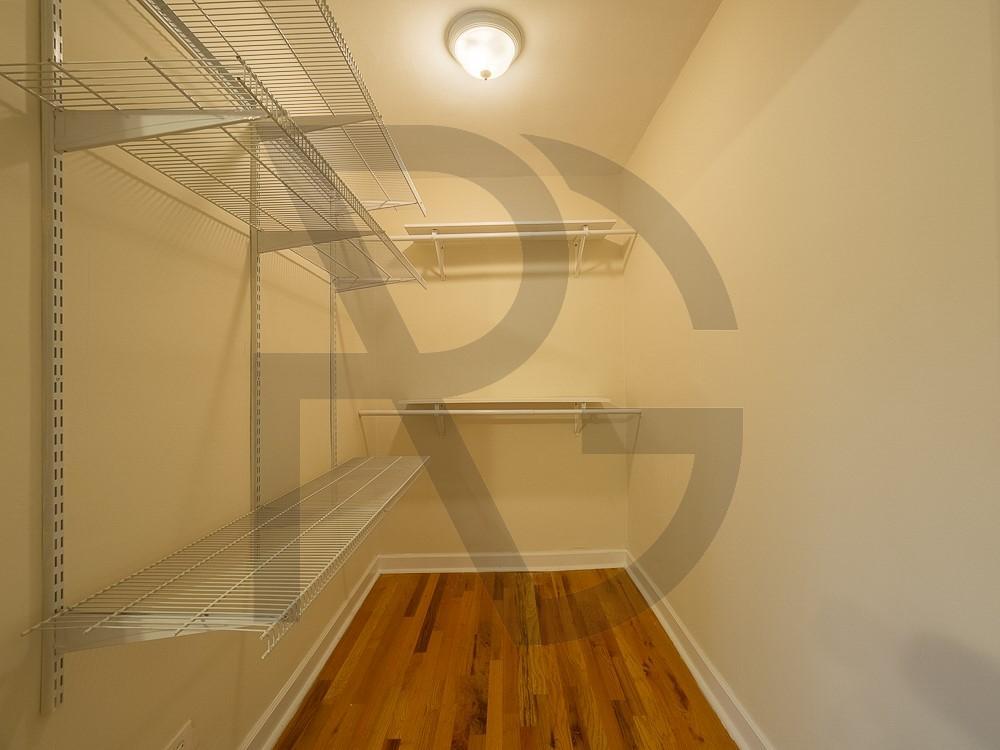 Building Photo - Perfectly located one bed in East Lakeview