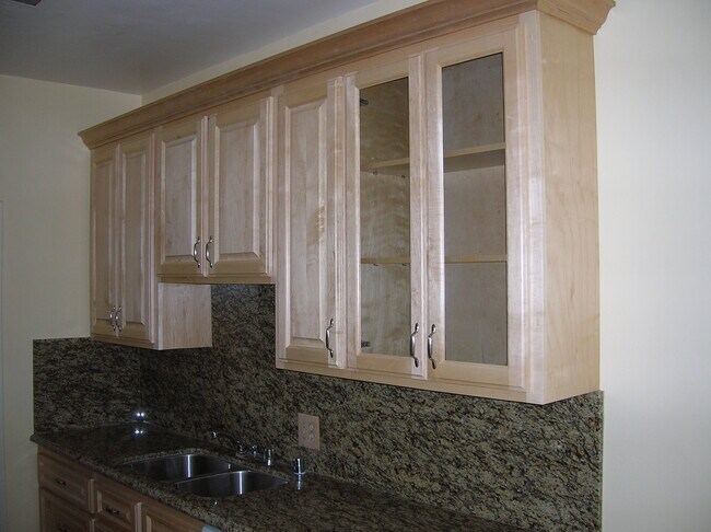 Building Photo - 443 S Maple Dr