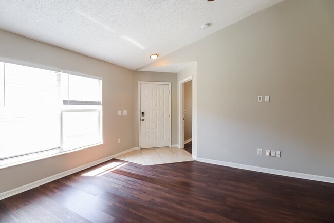 Foto del edificio - 6713 Summer Cove Dr