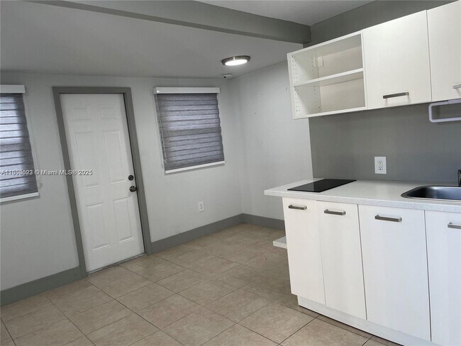 Foto del edificio - 736 NW 22nd Ct