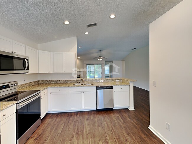 Building Photo - 324 Southlake Dr