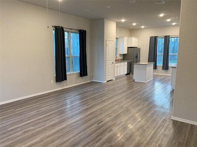 Building Photo - 15715 Cottonwood Dr
