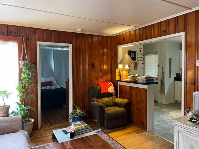 Foto del edificio - 3BR Close to the Heart of Normaltown