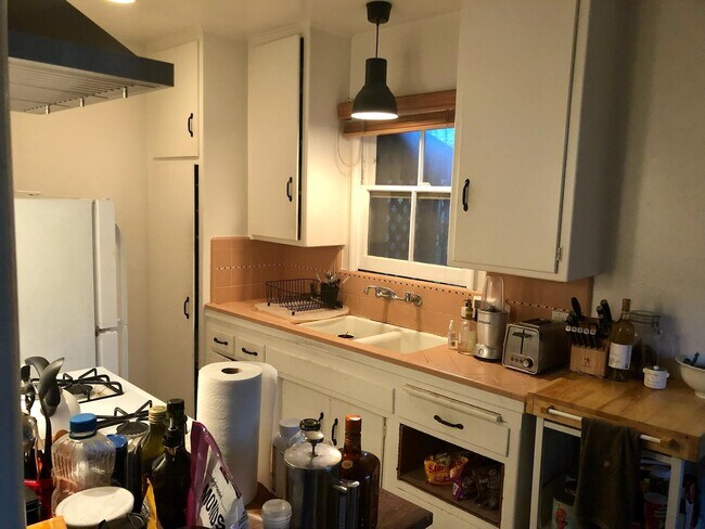 Sink - 4925 Cahuenga Blvd