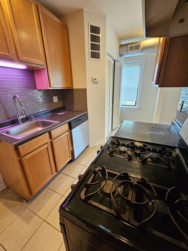 Foto del edificio - 1243 W Henderson St