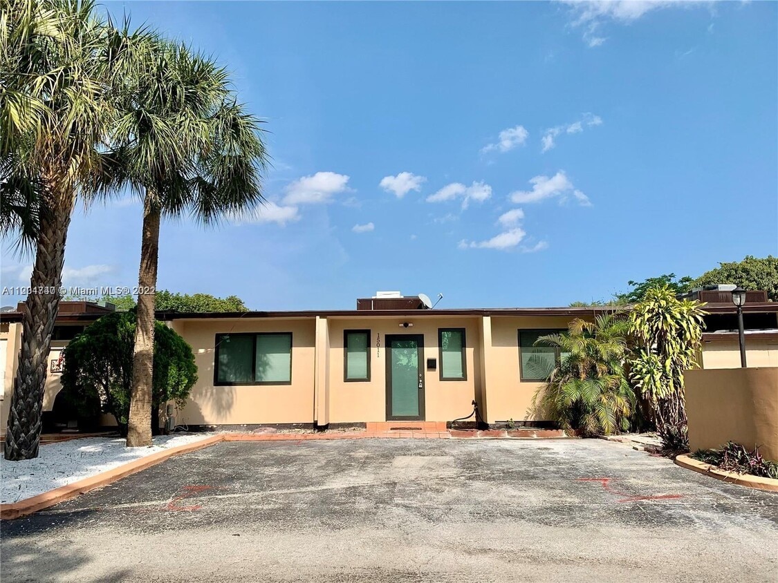 Primary Photo - 15011 Coconut Ct