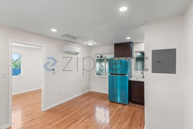 Building Photo - 4564 Angeles Ave