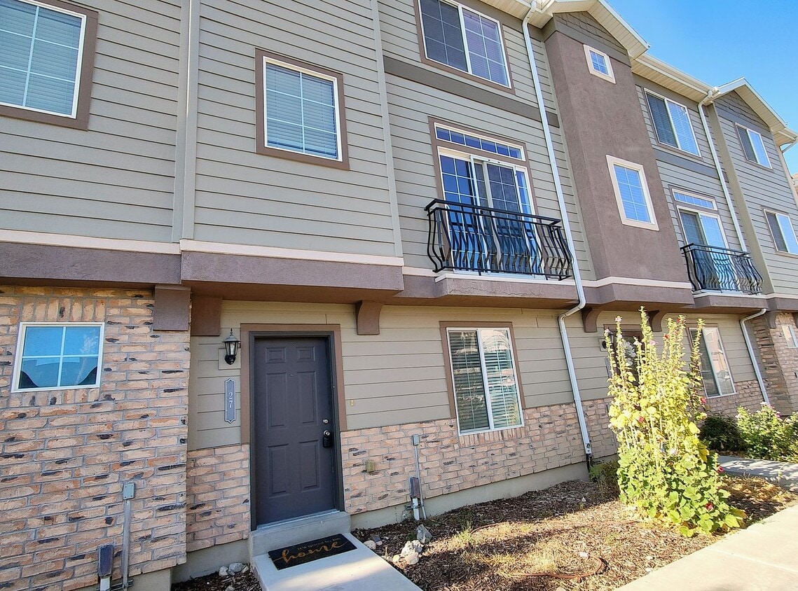 Primary Photo - 3 Bd 3.5 Bath 2 Car Garage Townhome in Sandy