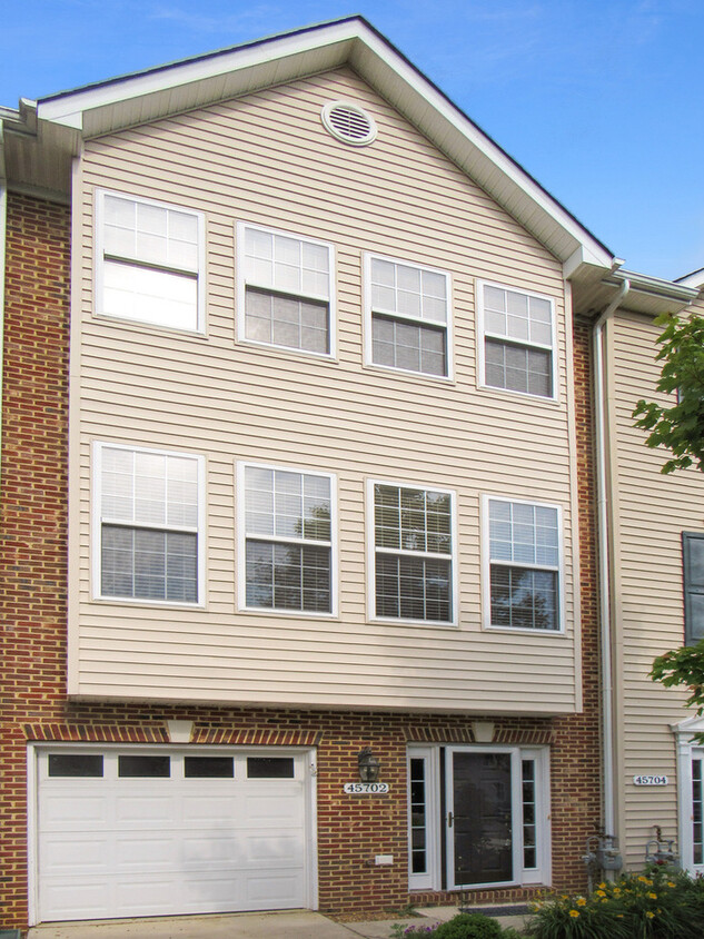 Primary Photo - Pet Friendly Inner Townhouse with 3 Deck, ...