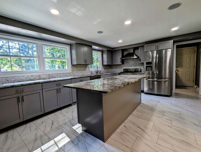Building Photo - Center Hall Colonial for rent in Hudson!