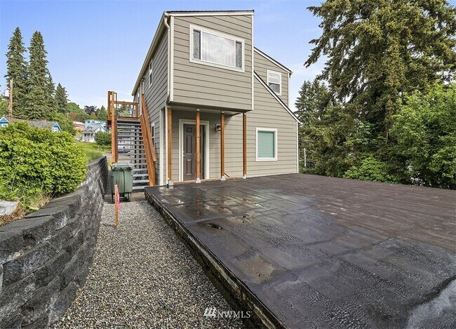 Building Photo - 704 S Summit Ave