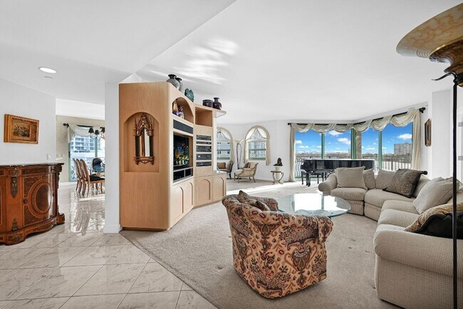 Foto del edificio - 301 N Birch Rd