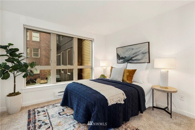 Dormitorio - 1420 E Pine St