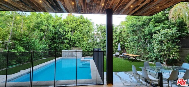 Building Photo - 546 Westbourne Dr