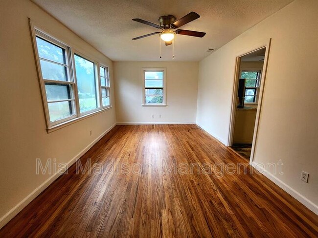 Building Photo - 105 Evora St