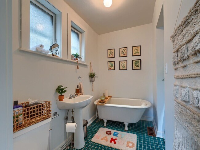 Foto del edificio - Large Updated 4 BR Home!