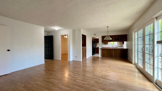 Foto del edificio - Updated and Renovated 4 Bedroom in Laguna Lake