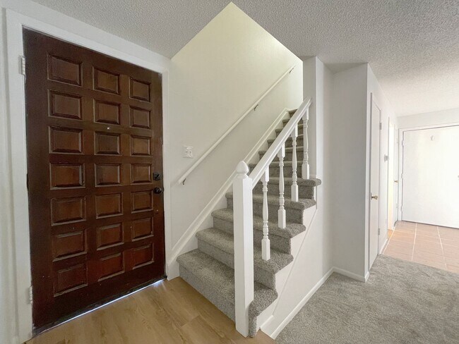 Foto del edificio - 2 bedrooms! New Carpet! One reserved cover...