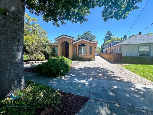 Building Photo - $7995 - Executive 4 bed, 3 full bath, Palo...