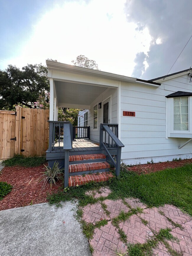 Building Photo - 1178 Murray Dr