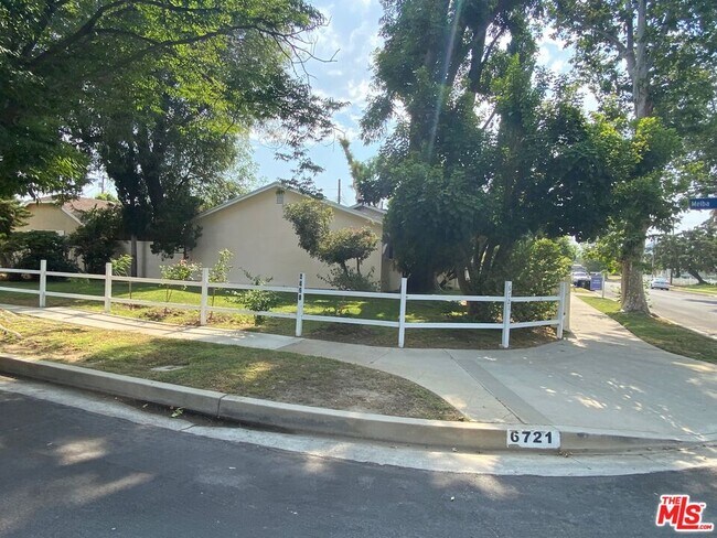 Foto del edificio - 6721 Melba Ave