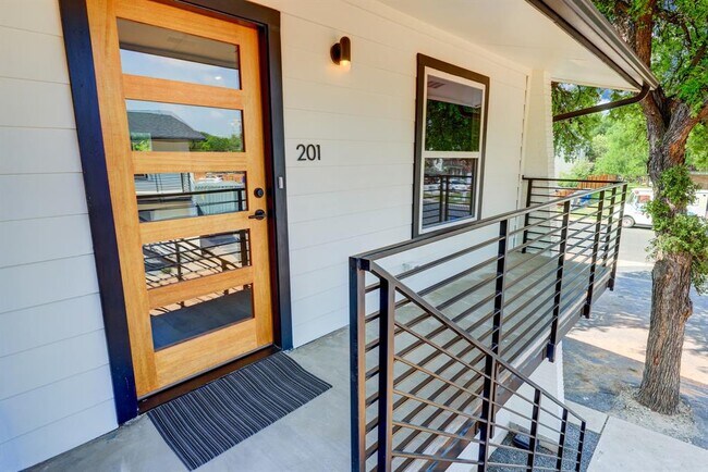 Building Photo - 1205 Hollow Creek Dr