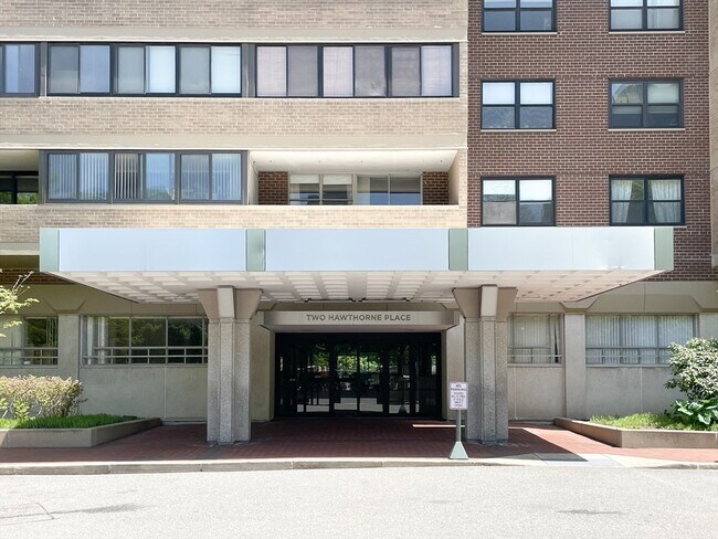 Foto del edificio - 2 Hawthorne Pl