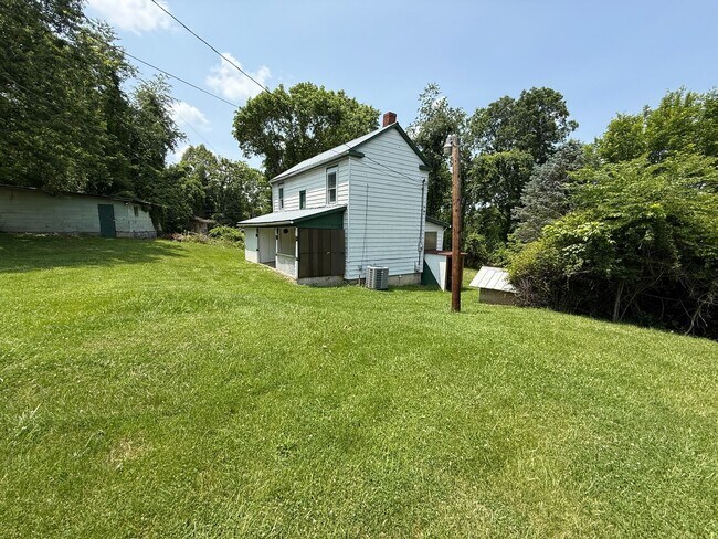 Foto del edificio - Three Bedroom Home available on Switchback...