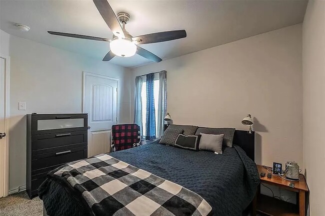 Building Photo - 1602 Blue Jay Dr