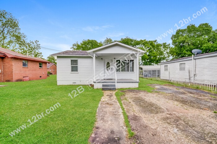 Primary Photo - 4-Bedroom Home with Large Kitchen