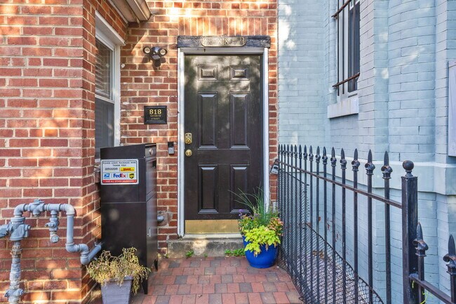 Foto del edificio - 818 7th St NE