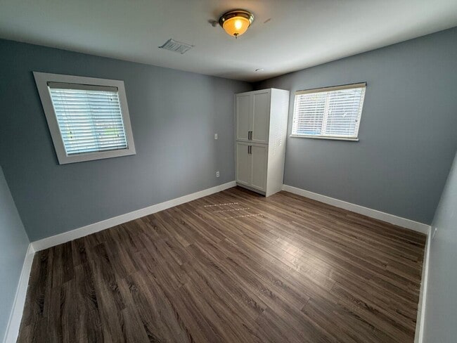 Building Photo - Matsqui Ground-Level Suite