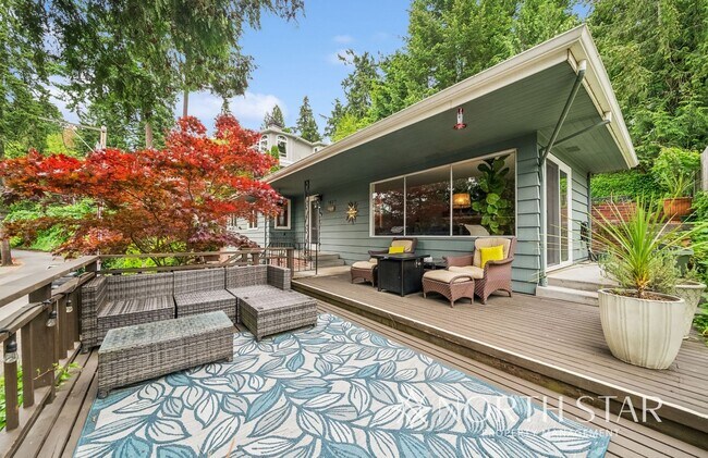 Building Photo - Stylish Mid-Century Modern with Stunning L...