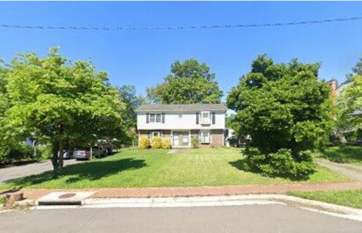 Huge front yard with ample parking - 113 Catoctin Cir NE