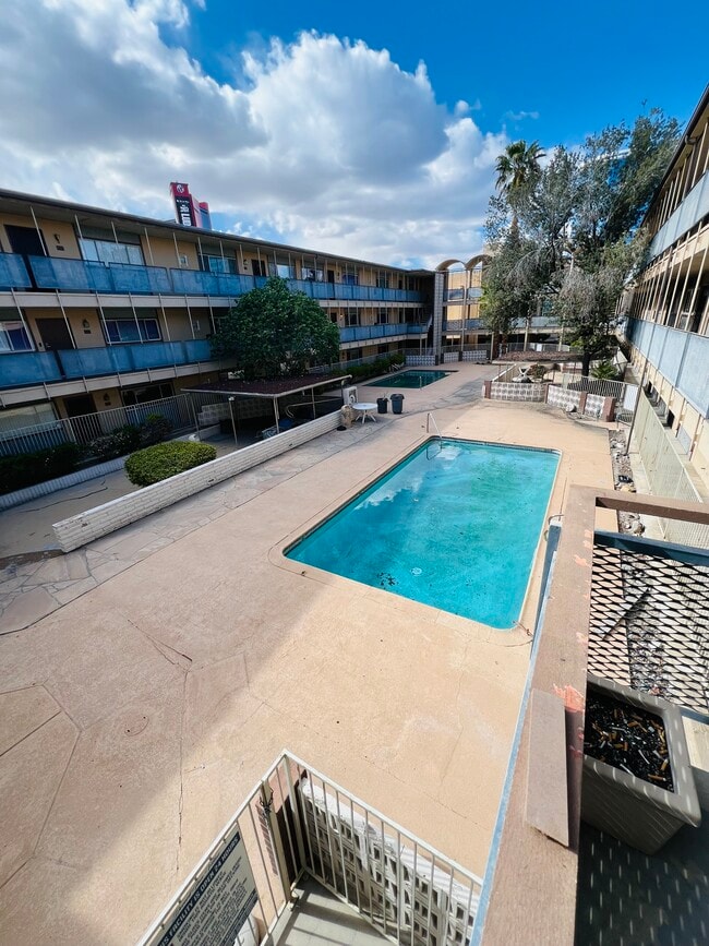 Building Photo - 356 E Desert Inn Rd