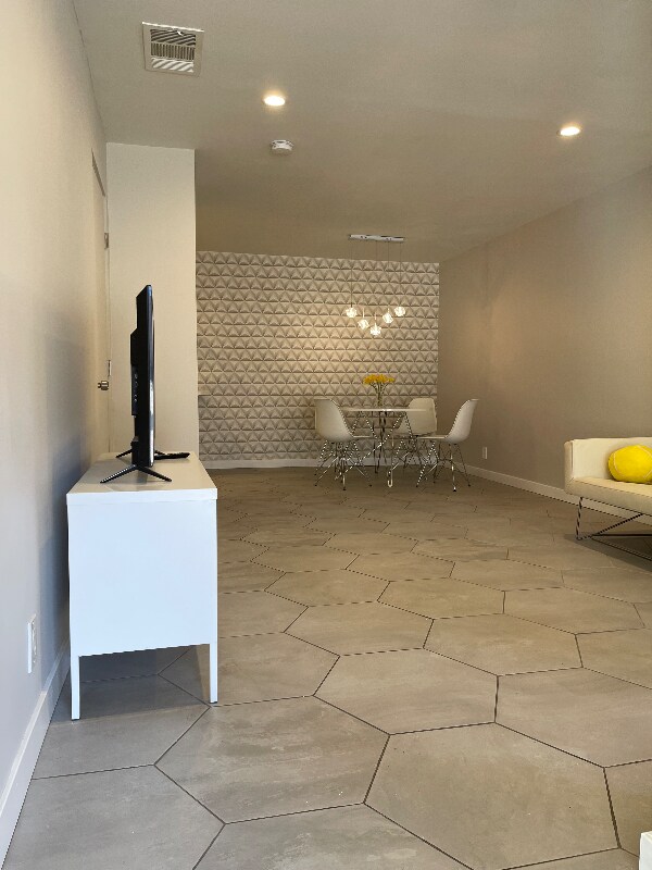 Foto del edificio - 2825 N Los Felices Rd