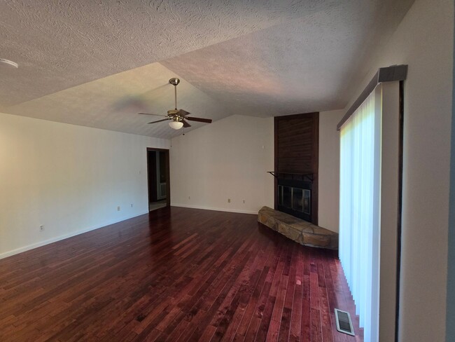 Building Photo - 5960 Laguna Dr