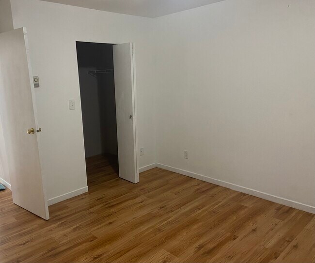 Photo du bâtiment - 304-1750 Mckenzie Rd