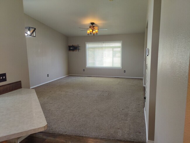 Foto del edificio - Beautiful 3 BD / 2 BA
