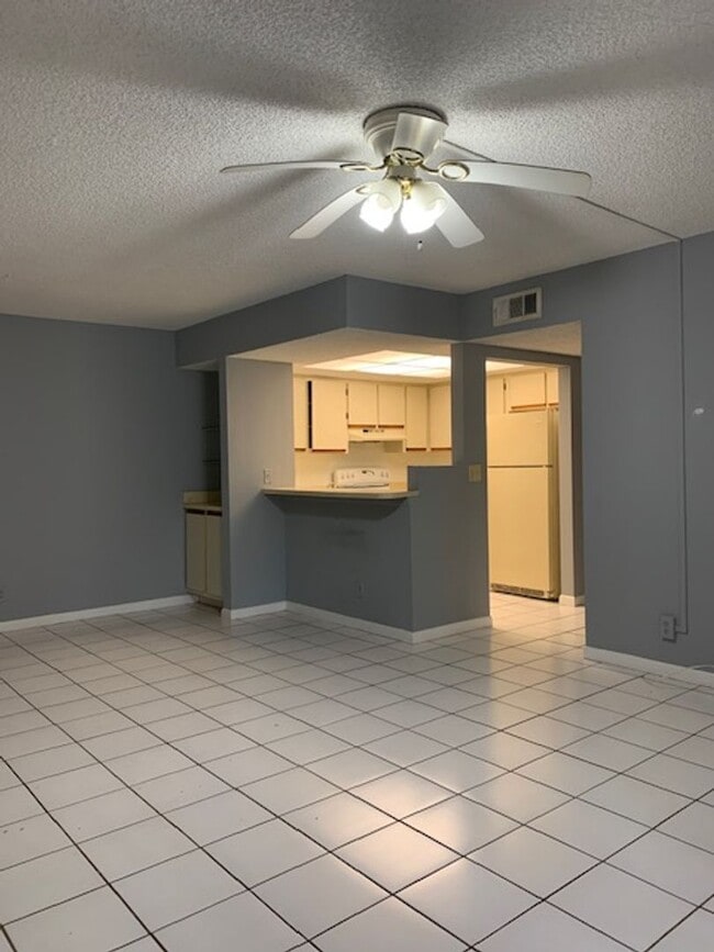 Building Photo - 1565 SE Royal Green Cir