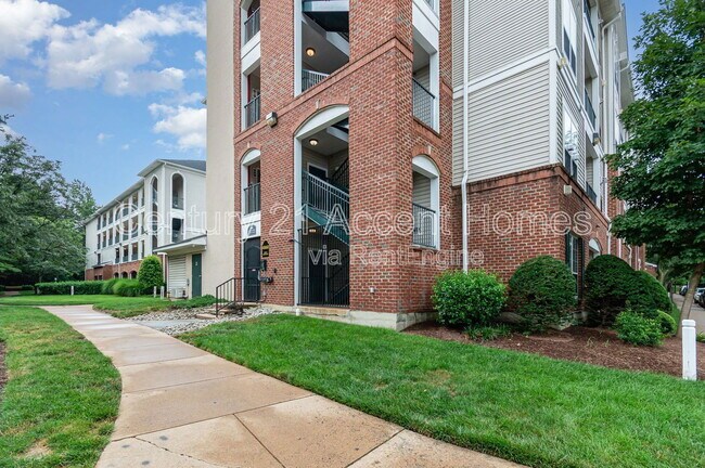 Building Photo - 4860 Eisenhower Ave