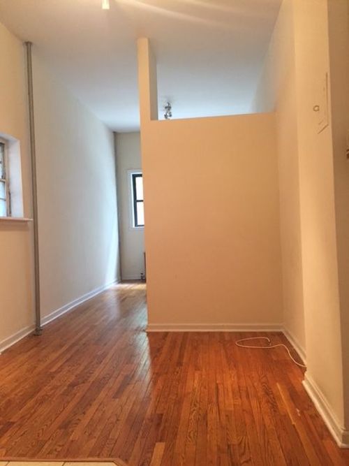 Primary Photo - 134 Thompson St