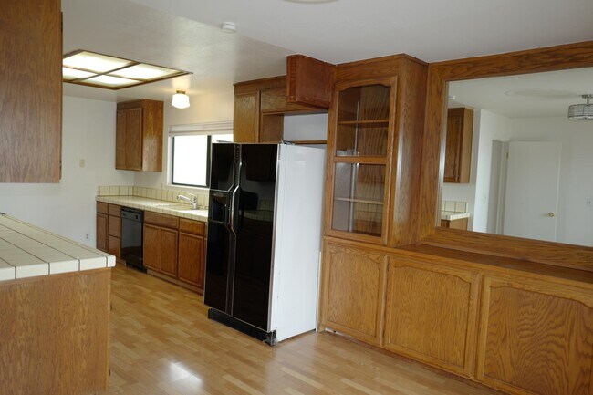 Building Photo - 405 S Murphy Ave