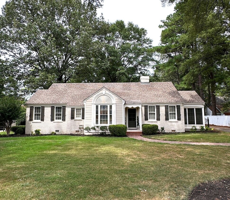 Gorgeous East Memphis Home with Sunroom in... - Gorgeous 3 bd 2 bath with sunroom in Desir...