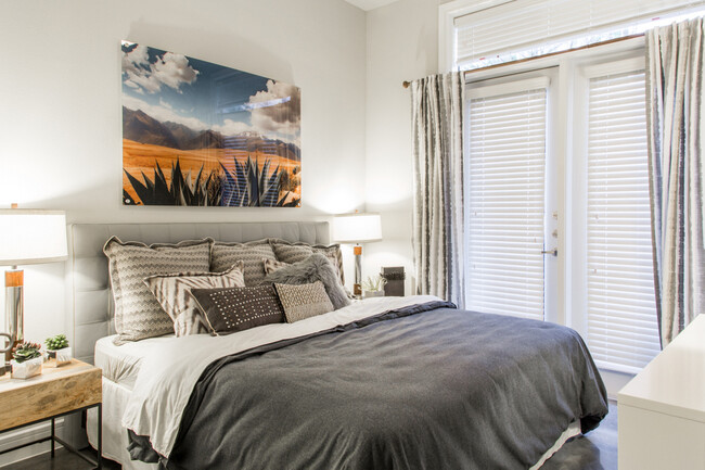 Building Photo - Charming 2 BR Apartment With Great Amenities