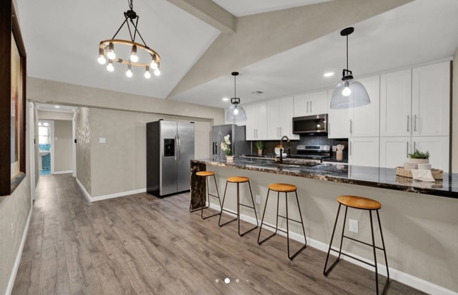 Building Photo - 3539 Westhampton Dr