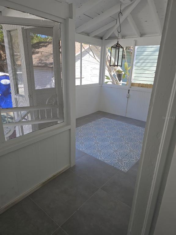 Building Photo - 691 10th Ave S