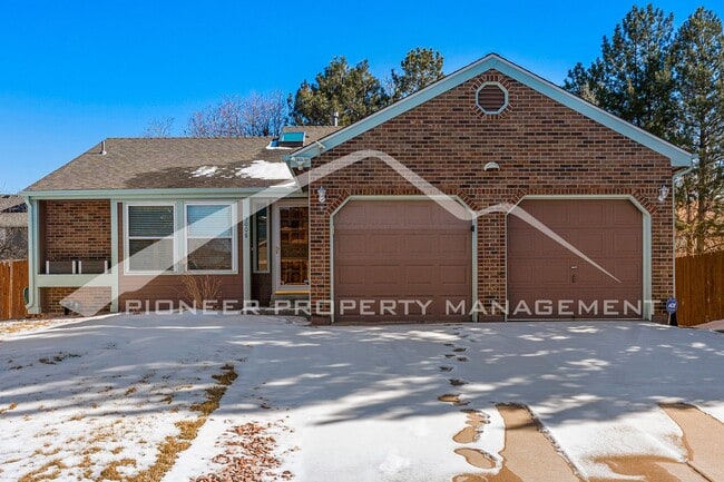 Building Photo - Spacious Home with Fenced Yard and Washer/...