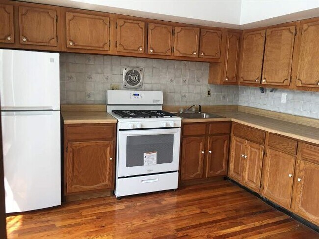 Building Photo - 359 Grove St